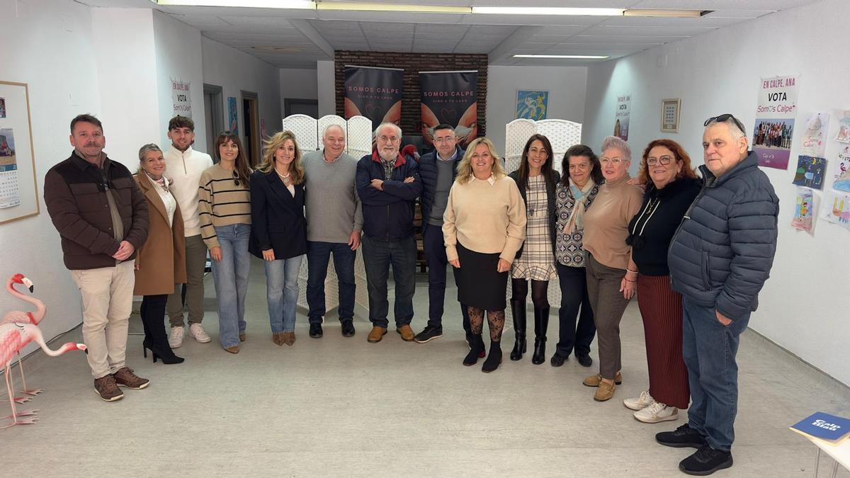 Matías Torres, a la izquierda de la alcaldesa y junto a los concejales y asesores de Somos Calpe