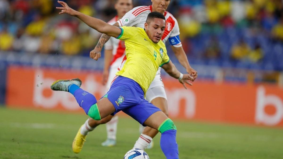 Vítor Roque en un partido con la selección de Brasil.