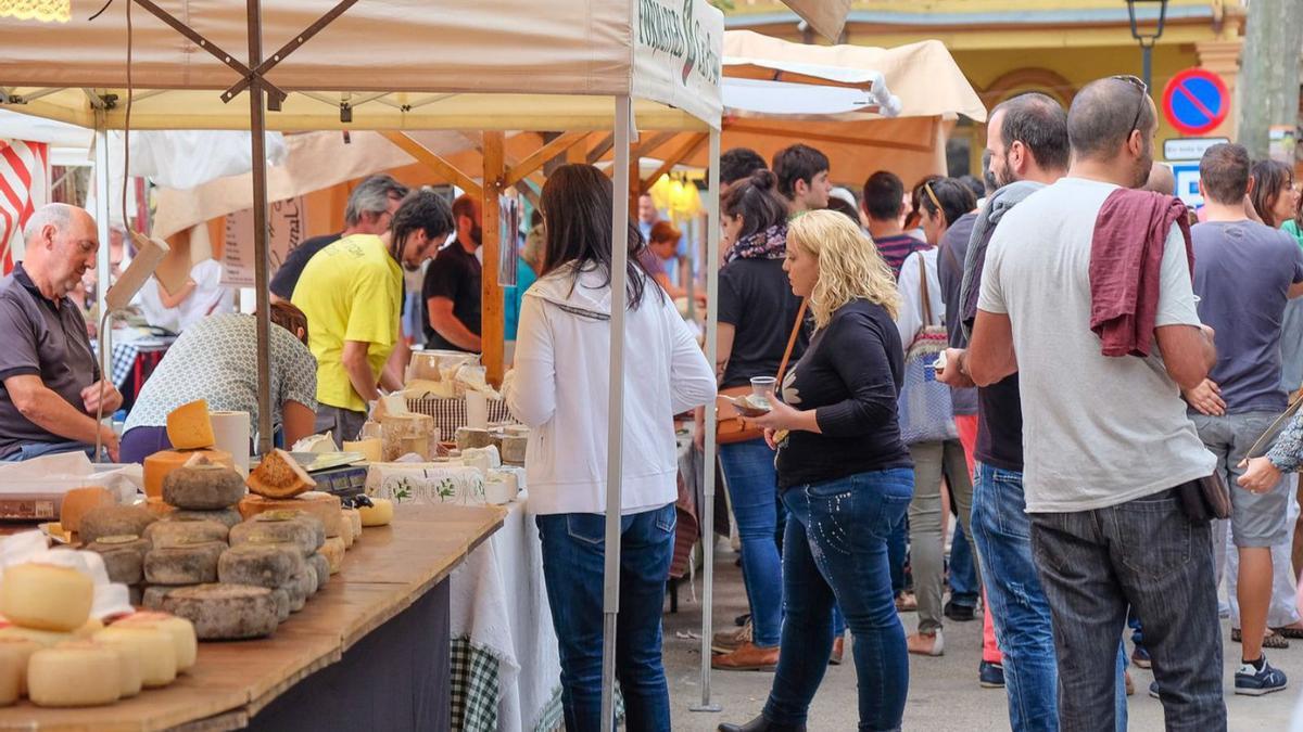 La Fira del Formatge de Lladó té el seu epicentre a la plaça Major