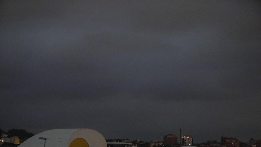 El eclipse de 2026 en el Niemeyer y en el faro de Avilés