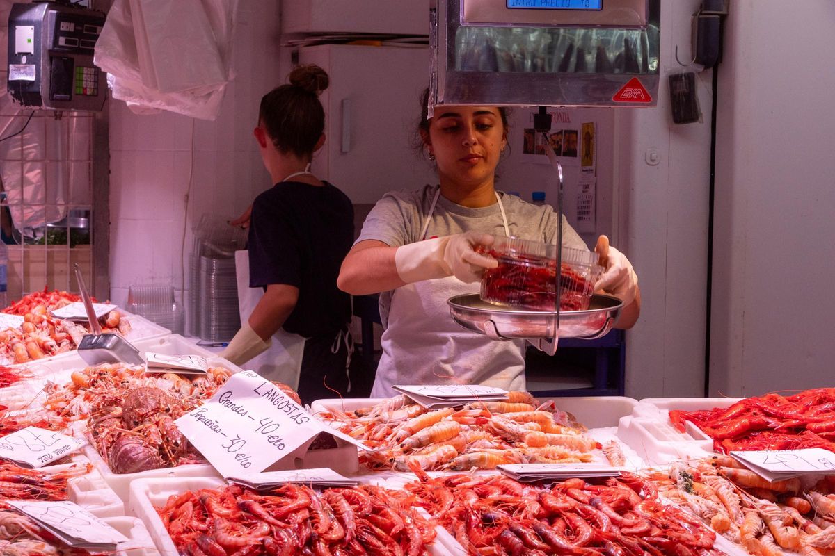 Un puesto del Mercado Central de Alicante con gamba roja.
