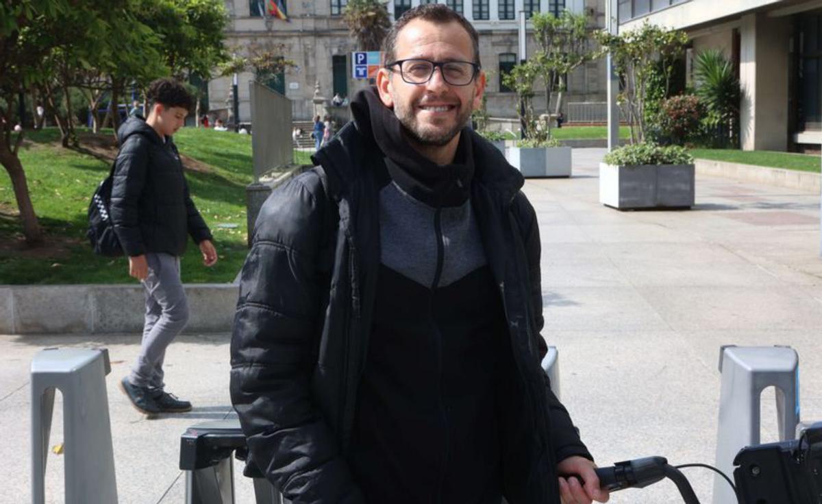 Andrés, en la estación de plaza Pontevedra. | I. L.