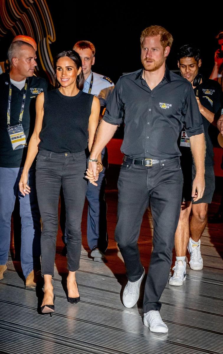 Meghan Markle y el príncipe Harry de la mano en los Invictus games