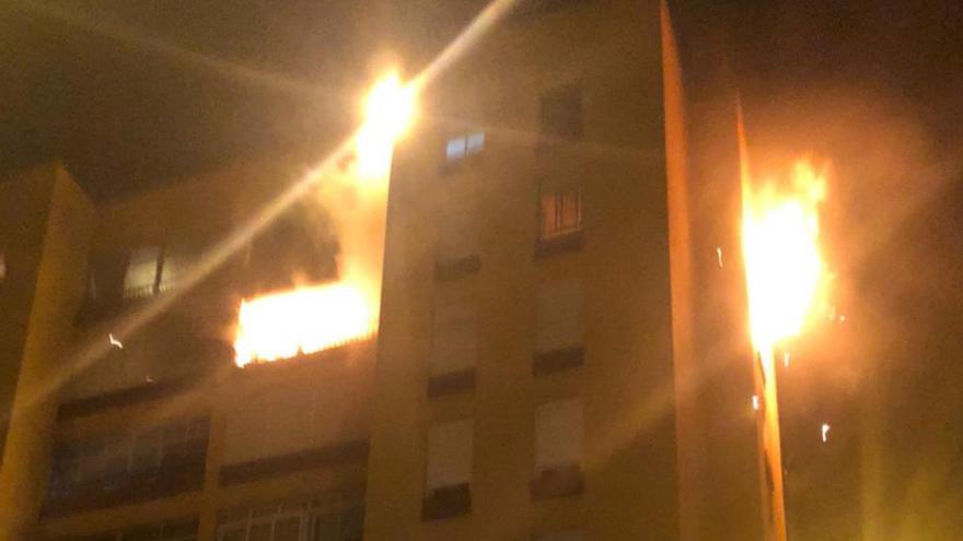 Aparatoso incendio de madrugada en un edificio de Tenerife