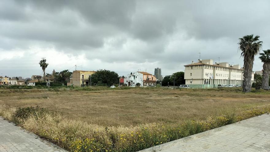 Suelo público, piscinas privadas