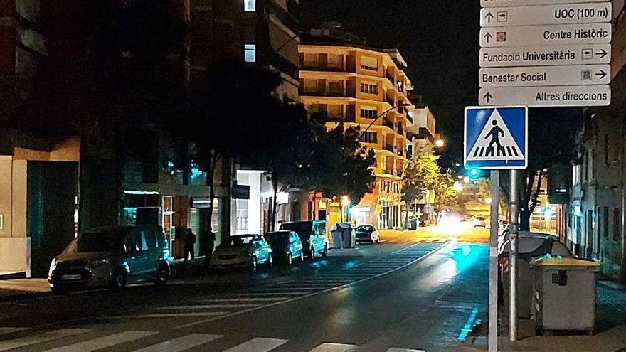 Aspecte del tram de carrer quan els fanals no funcionen, que és sovint