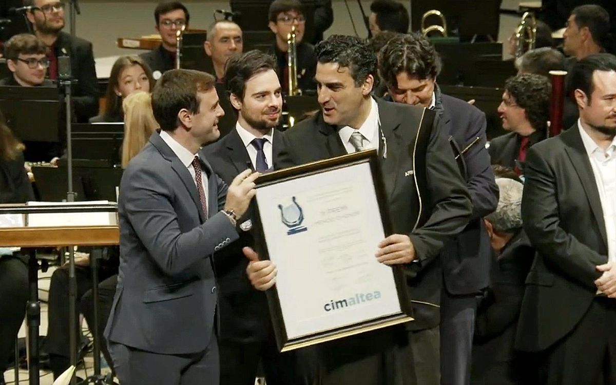El presidente de la Fundacion Caixaltea entrega la Mención de honor al presidente de la banda portuguesa de Branca por vencer en el 50 CIM Altea