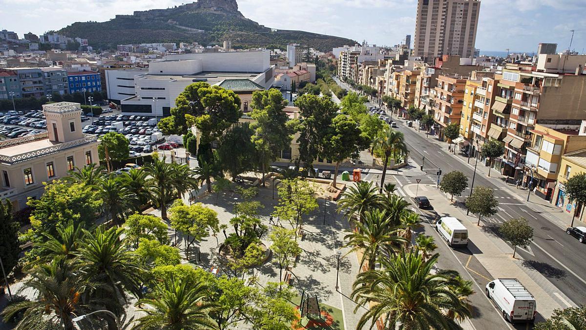 Vista parcial reciente de la ciudad de Alicante, con el Benacantil al fondo. | RAFA ARJONES