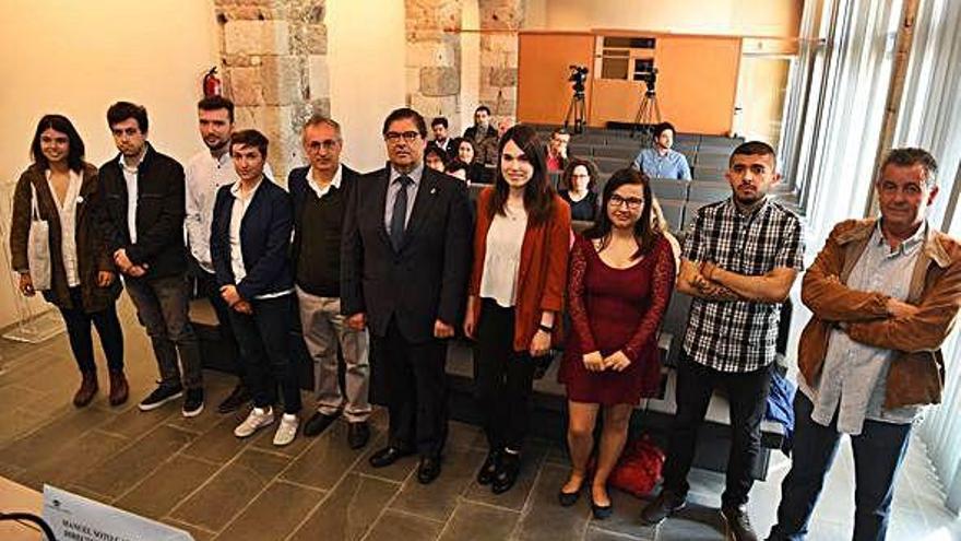 Los alumnos galardonados con los Premios Sostenibilidad, con responsables de la Universidad.