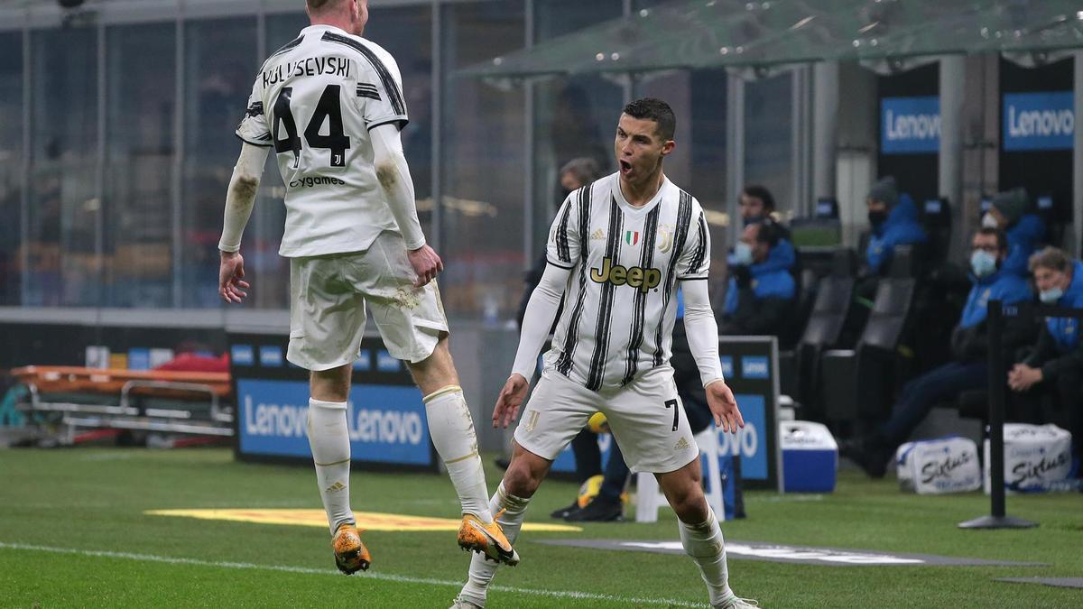 Cristiano Ronaldo celebra un gol con su compañero Dejan Kulusevski.