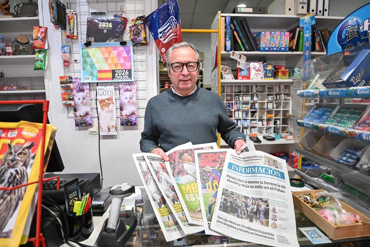 José Gil se despide de su negocio de prensa y papelería este domingo.