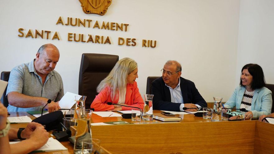 La alcaldesa Carmen Ferrer y el delegado gubernamental Alfonso Rodríguez, conversando el mes pasado en el Ayuntamiento. | AYUNTAMIENTO DE SANTA EULÀLIA