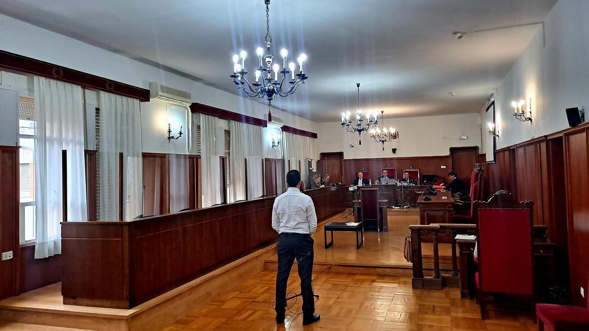 El acusado durante el juicio en la Audiencia Provincial de Badajoz este jueves.