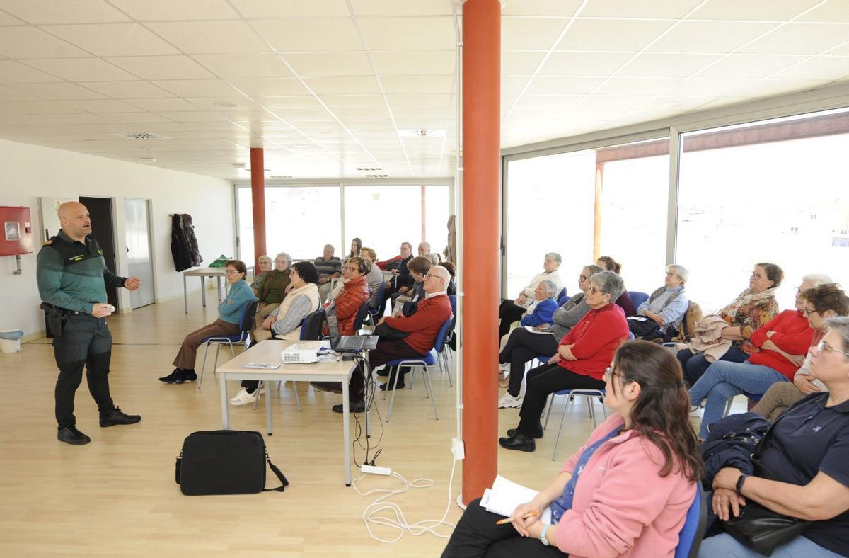 Charla de la Guardia Civil sobre medidas de autoprotección frente a delitos en A Estrada.