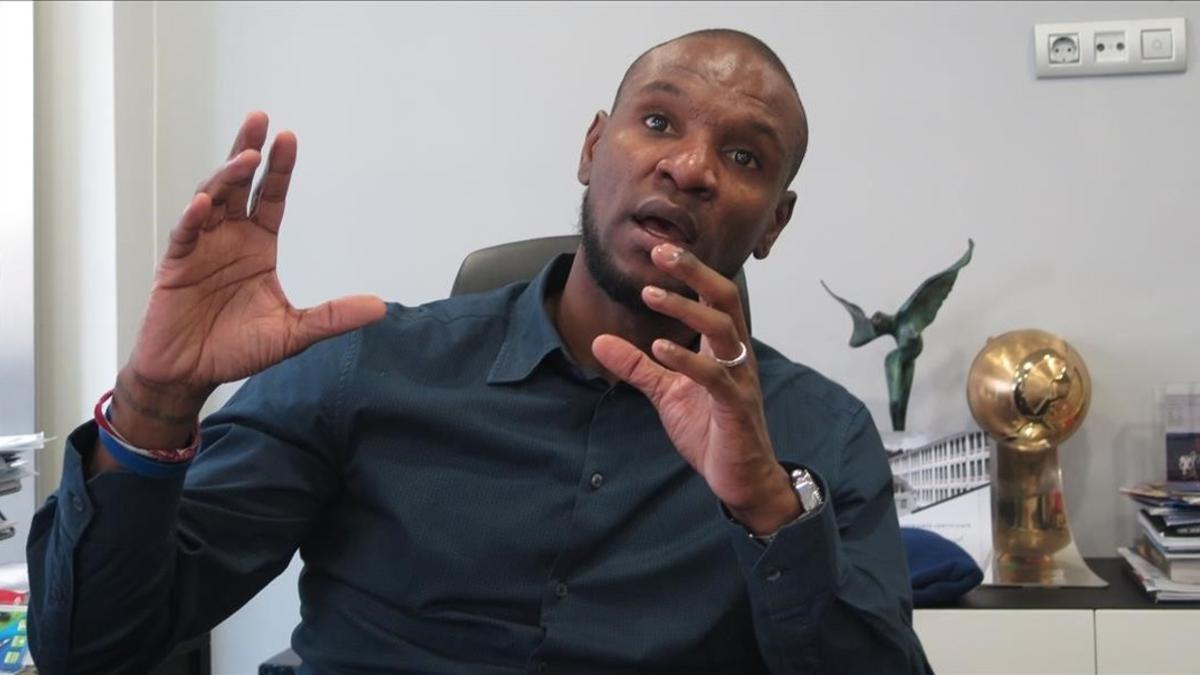 Eric Abidal, en su despacho en la sede de su fundación desde la que trata de ayudar a enfermos de cáncer.