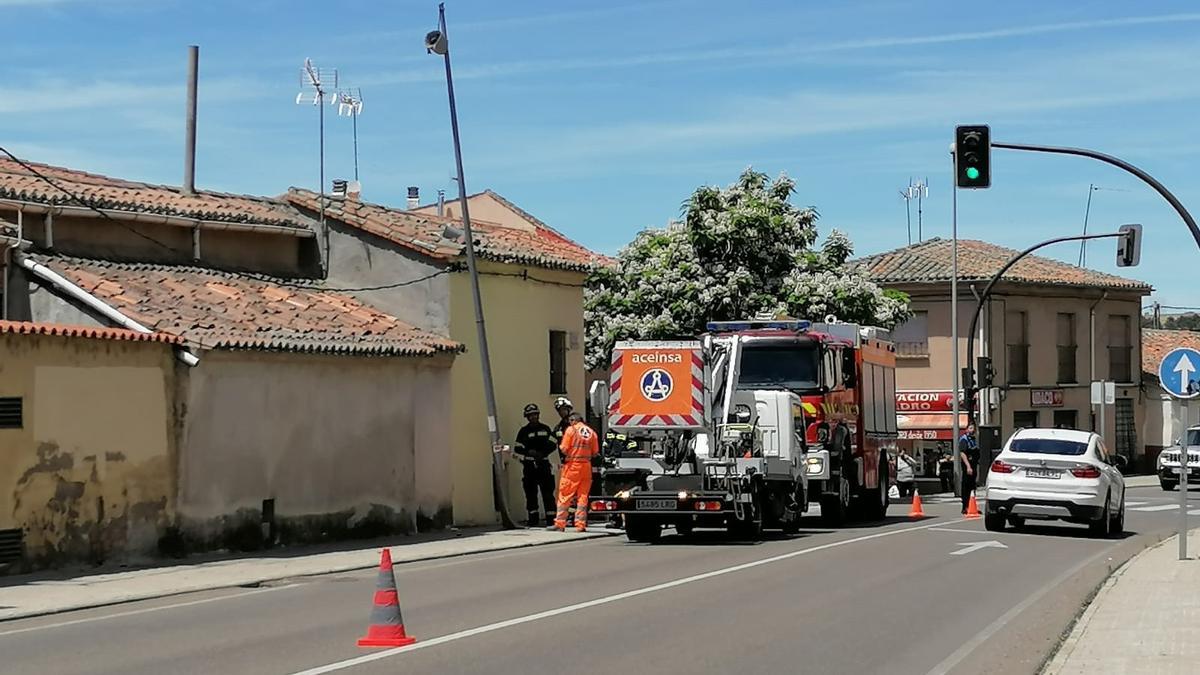 Accidente de un coche con una farola en Olivares