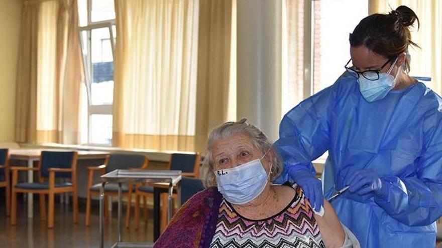 Rosario López, de 89 anys i que en porta gairebé 6 a l&#039;Hospital-Asil Sant Jaume, ha estat la primera resident a qui se li ha administrat la vacuna contra la covid