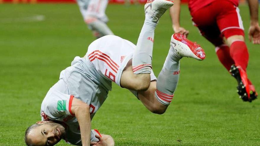 Iniesta cae al suelo durante el partido de ayer. // Toru Hanai