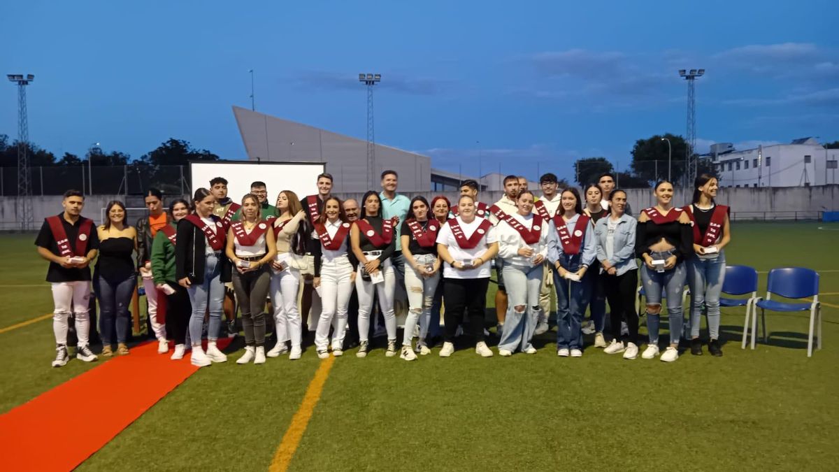 Los 35 jóvenes de Las Palmeras que han reciben un reconocimiento tras conseguir el título de la ESO.