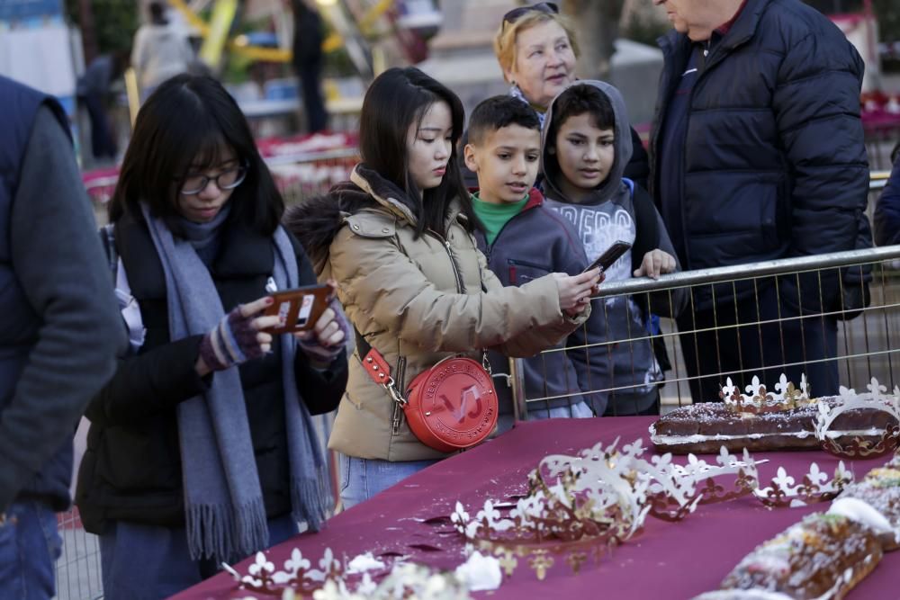 Los Reyes Magos llegan a Murcia repartiendo Roscón