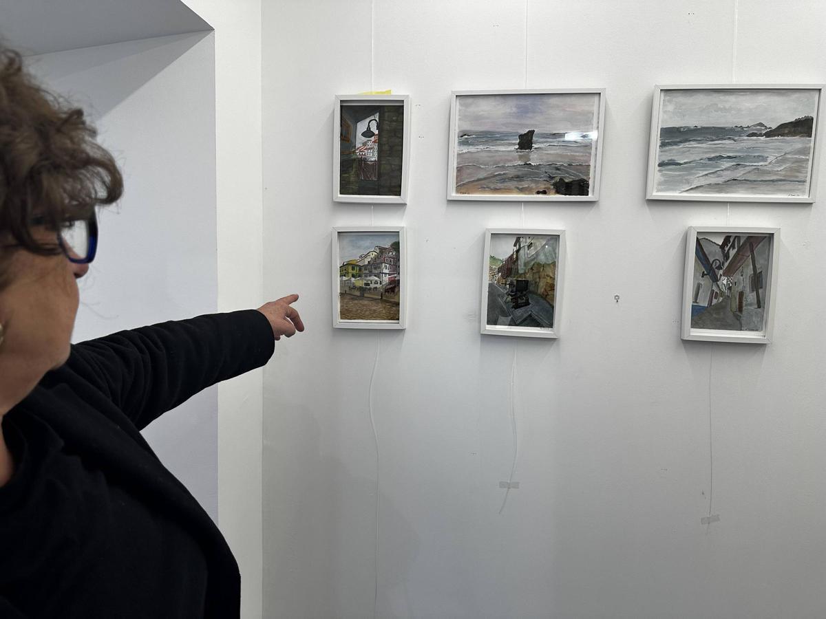 Carmen García muestra unas obras de una pasada exposición.