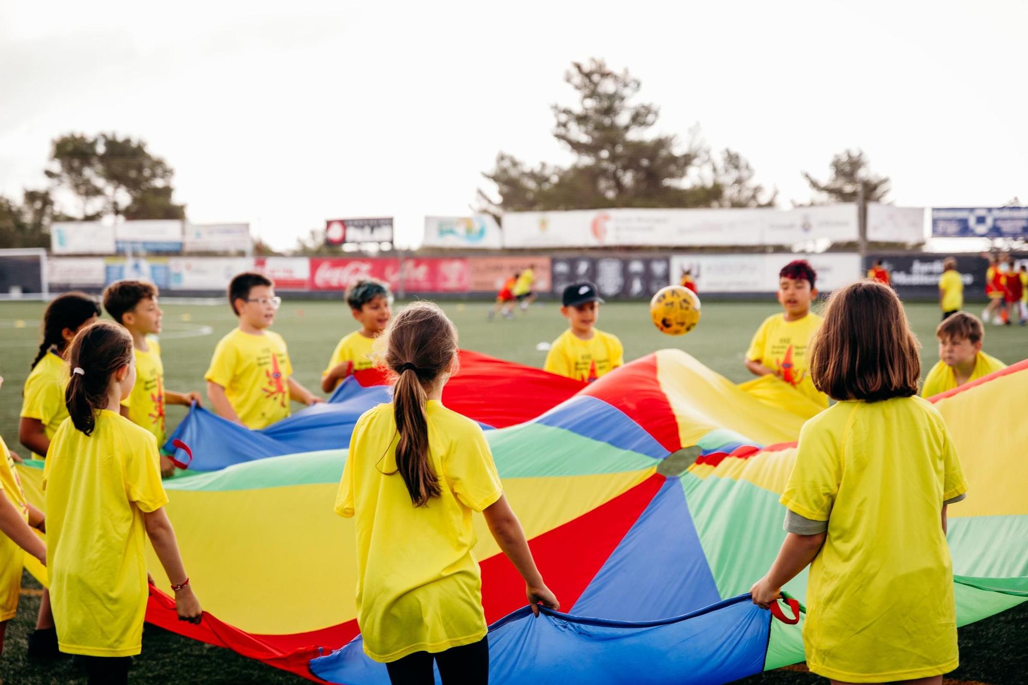 Unos niños juegan en el Campo Municipal de Santa Eulària