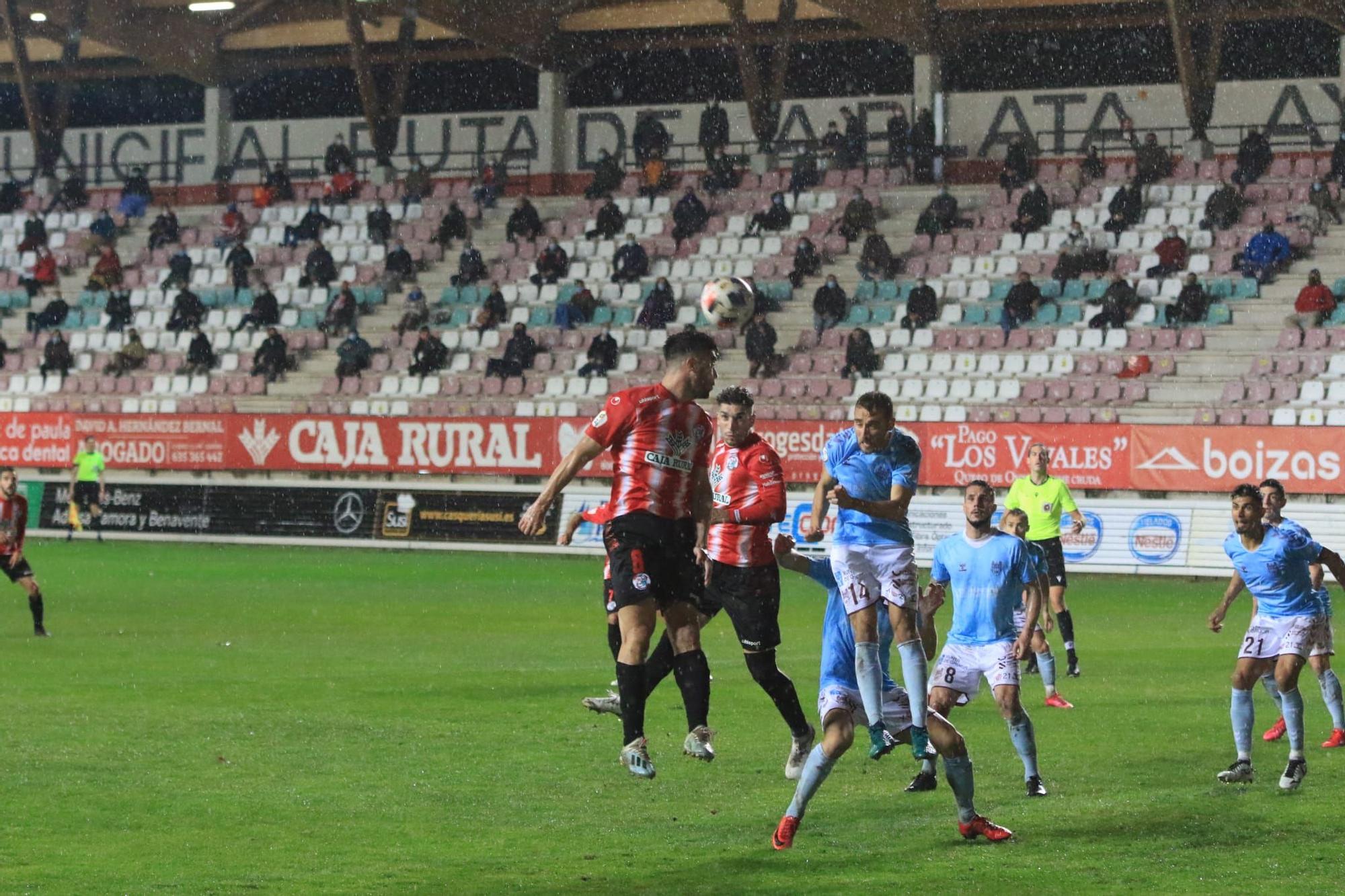 Las mejores imágenes del duelo entre el Zamora CF y el Pontevedra (0-0)