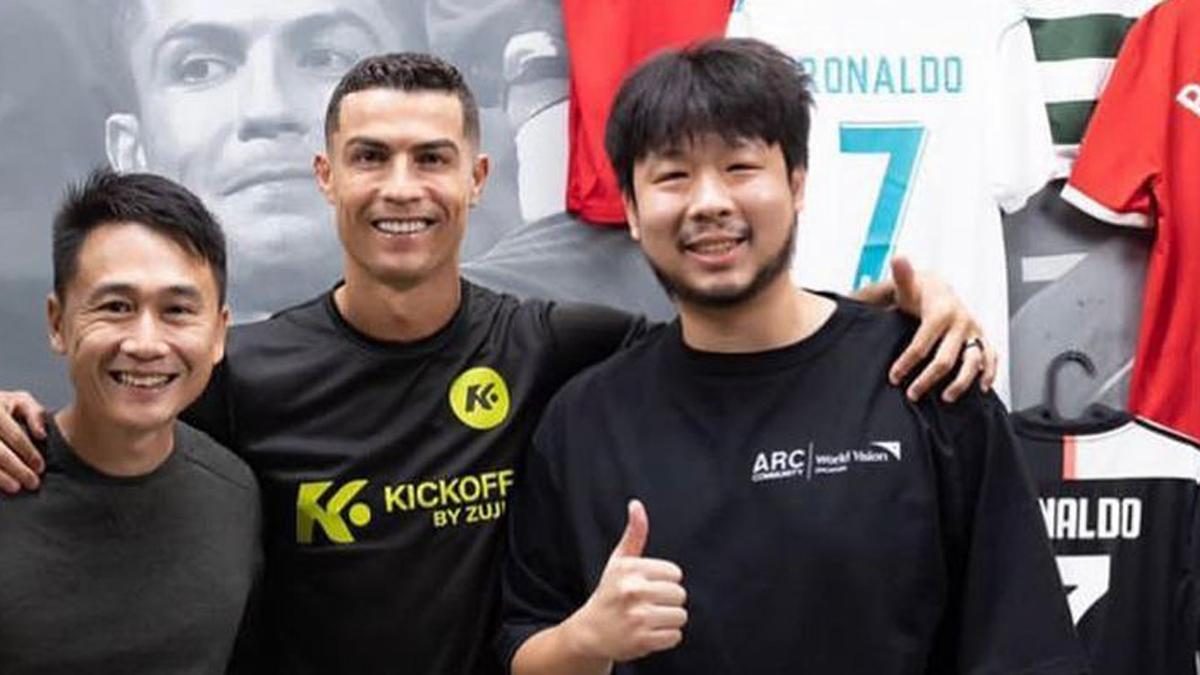 Kiat Lim, posando con Cristiano Ronaldo