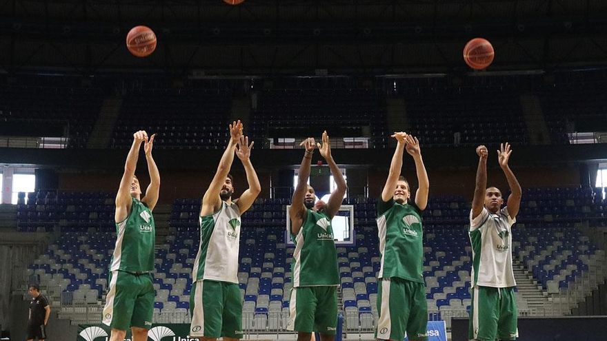 Alberto Díaz, Dani Díez, ,Kyle Fogg, Adam Waczynski y Jamar Smith, en el entrenamiento del Unicaja, tirando desde la línea de 3.