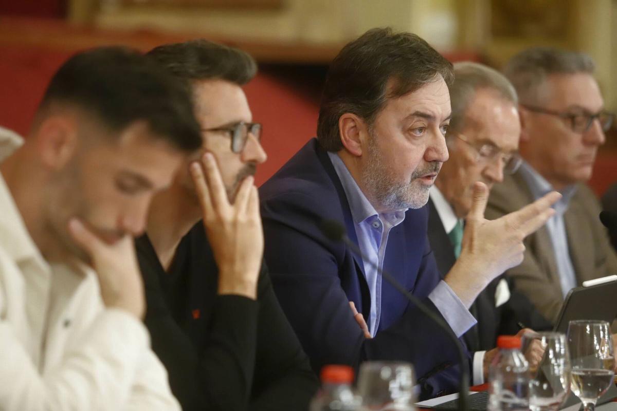 La mesa redonda en el Real Círculo de la Amistad, con protagonistas del Córdoba CF, en imágenes