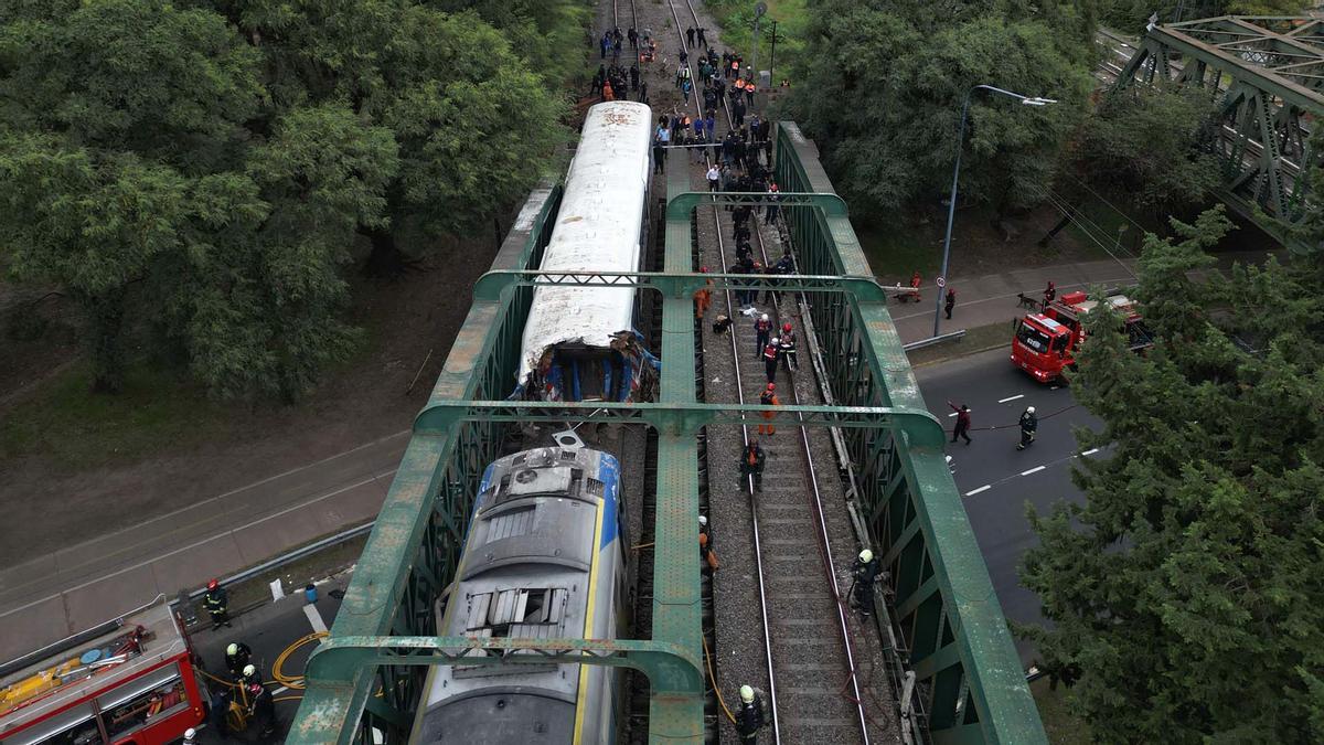 Tren de pasajeros se estrelló contra un tren de mantenimiento en Buenos Aires, dejando al menos 30 personas hospitalizadas, dos de las cuales estaban en estado grave