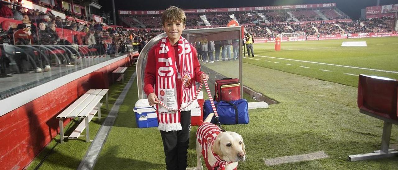 A cada partit a Montilivi, un seguidor acompanya la Canya fins al mig del camp per a saludar a l’afició.