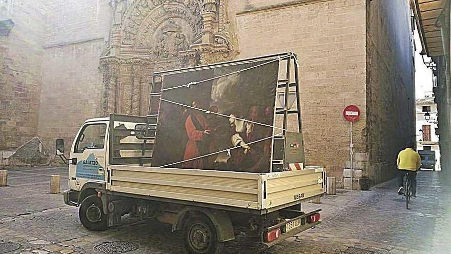 Una furgoneta traslada una pintura histÃ³rica sin embalaje ni protecciÃ³n.