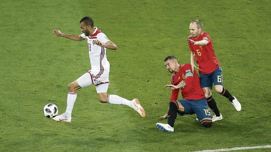 Boutaib se escapa con el balón aprovechando el choque de Sergio Ramos e Iniesta para marcar el primer gol de Marruecos.