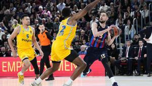 Satoransky busca dar un pase defendido por Nesbo