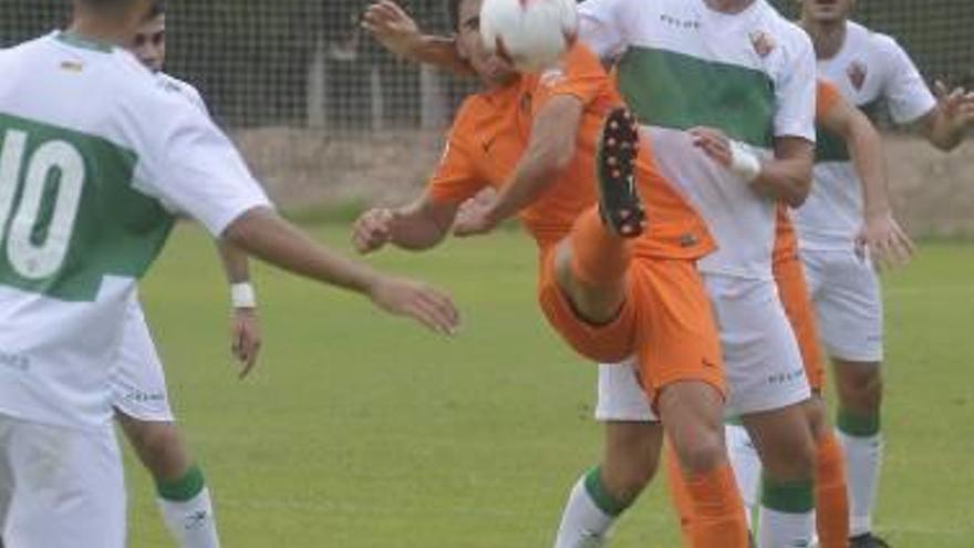 Un momento del partido Elche Ilicitano-Torre Levante.