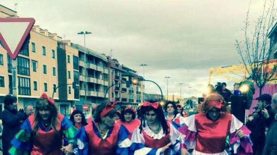 Imágenes de los miembros de la peña disfrazados durante carnavales pretéritos.