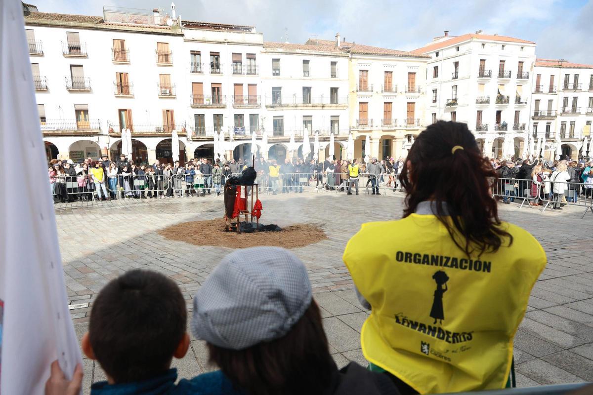 Galería | Así fue la fiesta de Las Lavanderas y la quema del Pelele de Cáceres Galería | Así fue la fiesta de Las Lavanderas y la quema del Pelele de Cáceres