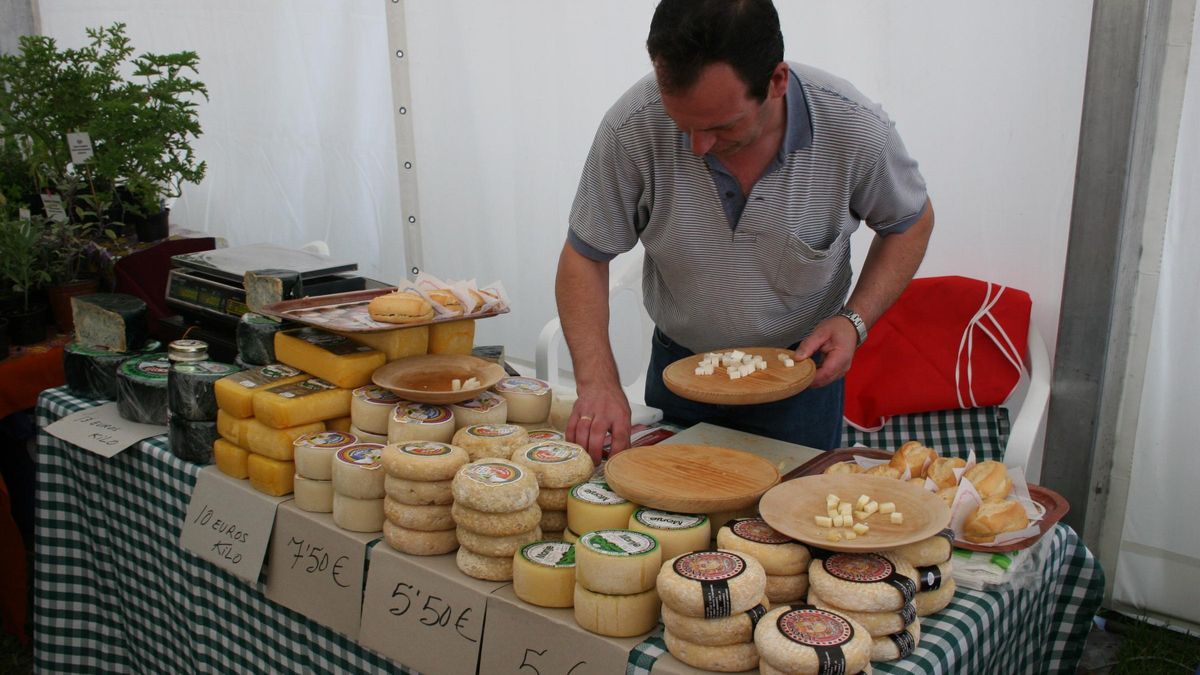 Uno de los elaboradores locales en una pasada edición del festival quesero peñamellerano