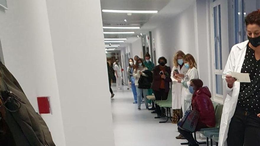 Decenas de personas esperan para hacerse un test de antígenos, esta semana, en el hospital Miguel Servet.. | ÁNGEL DE CASTRO / SERVICIO ESPECIAL
