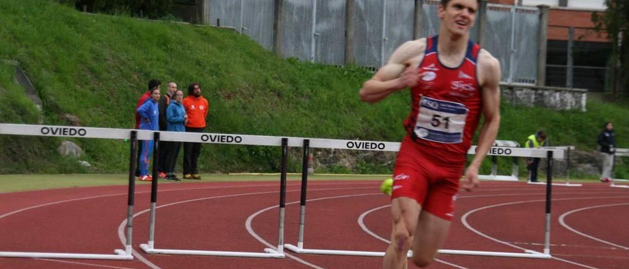 Javier Herrero en una competición en Oviedo.