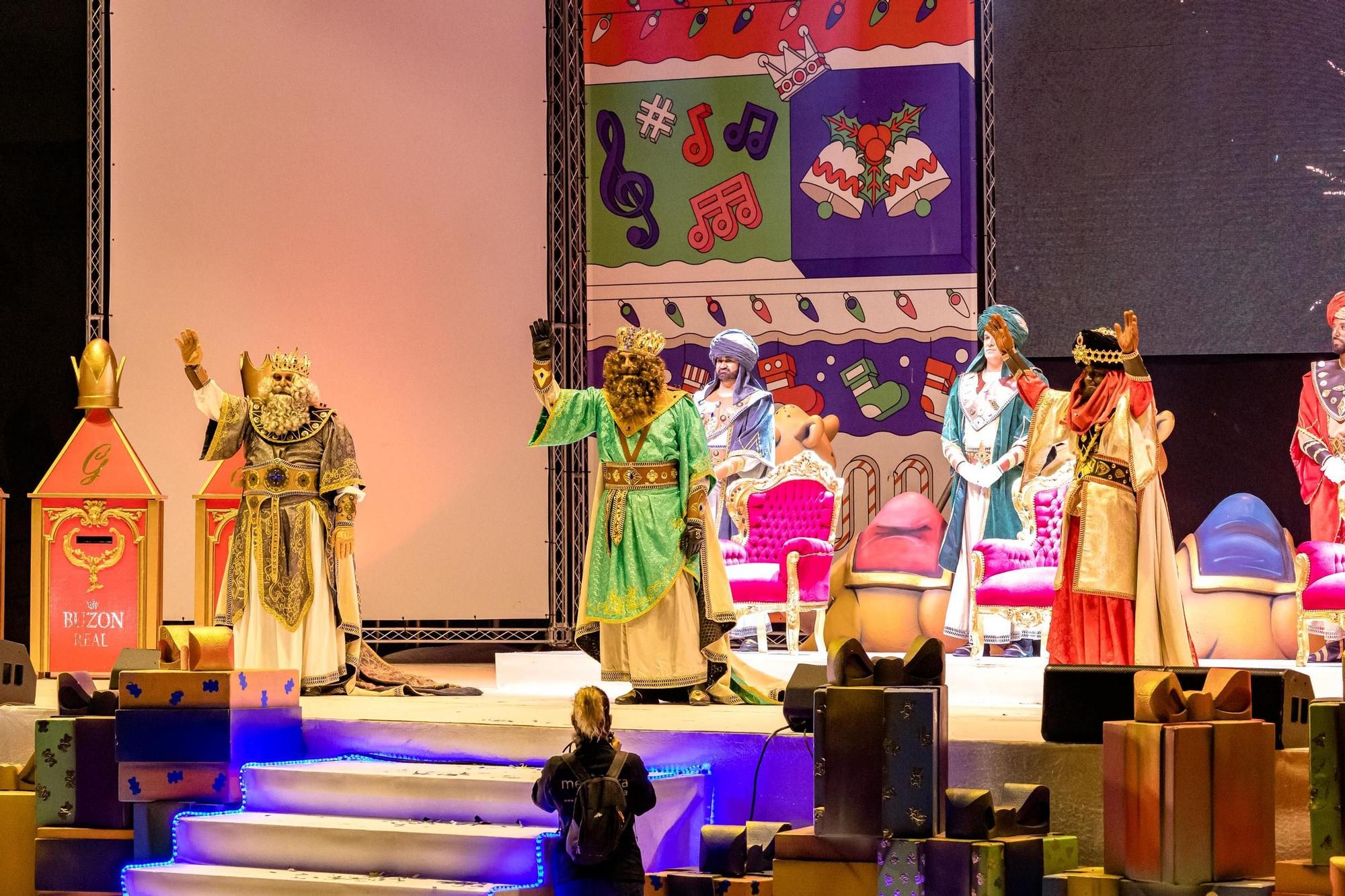 Los tres Reyes Magos fueron recibidos en el auditorio Julio Iglesias del Parque de L'Aigüera.