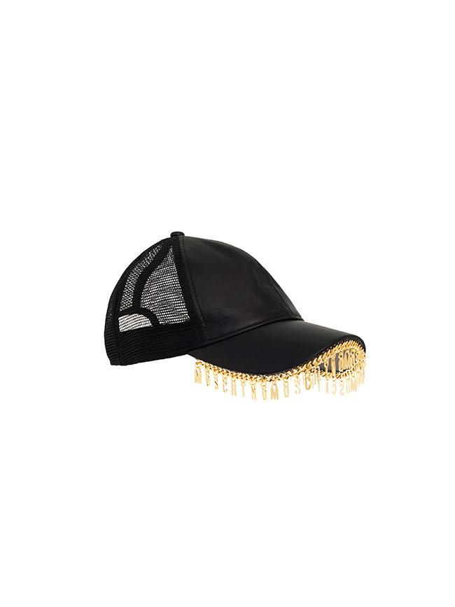 Todas las imágenes de la colección de Moschino x H&M: gorra con charms