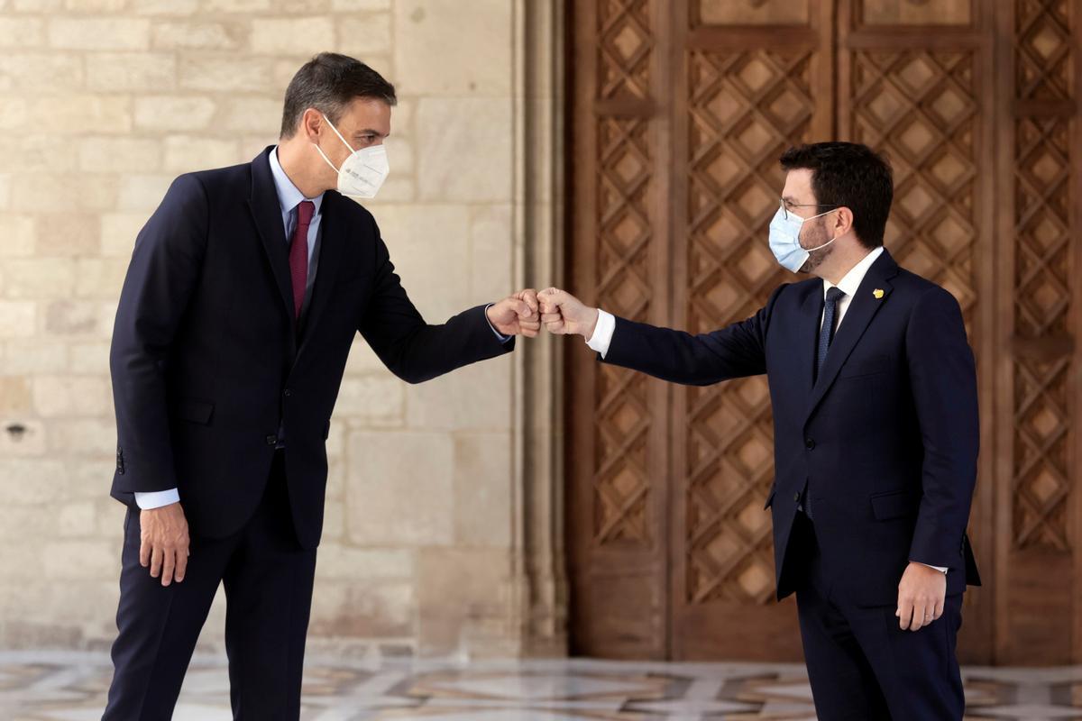 El presidente del Gobierno, Pedro Sánchez, y el president de la Generalitat, Pere Aragonés, en un encuentro en Barcelona en el otoño de 2021. 