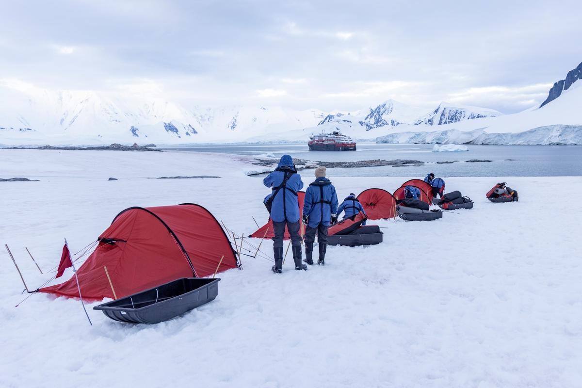 Los planes en tierra incluyen excursiones, acampadas y visitas a estaciones científicas.