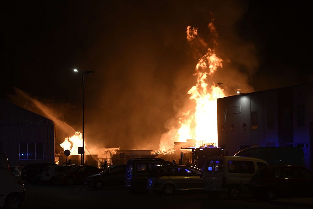 Estas son las imágenes que el aparatoso incendio de Puente Tocinos ha dejado este sábado