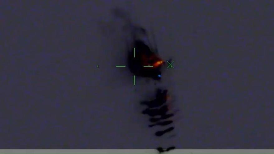 Un avión de la Guardia Civil graba el incendio de un narcovelero en alta mar