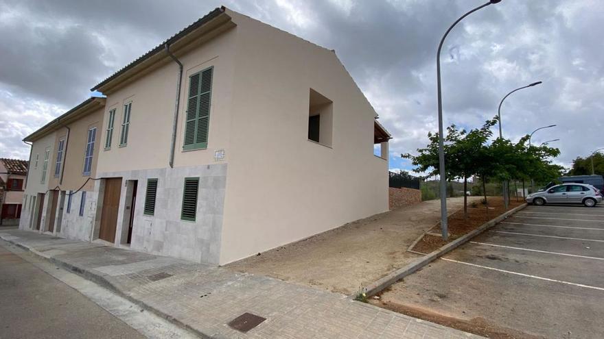 Imagen de las primeras viviendas de la urbanización, junto al aparcamiento en superficie.