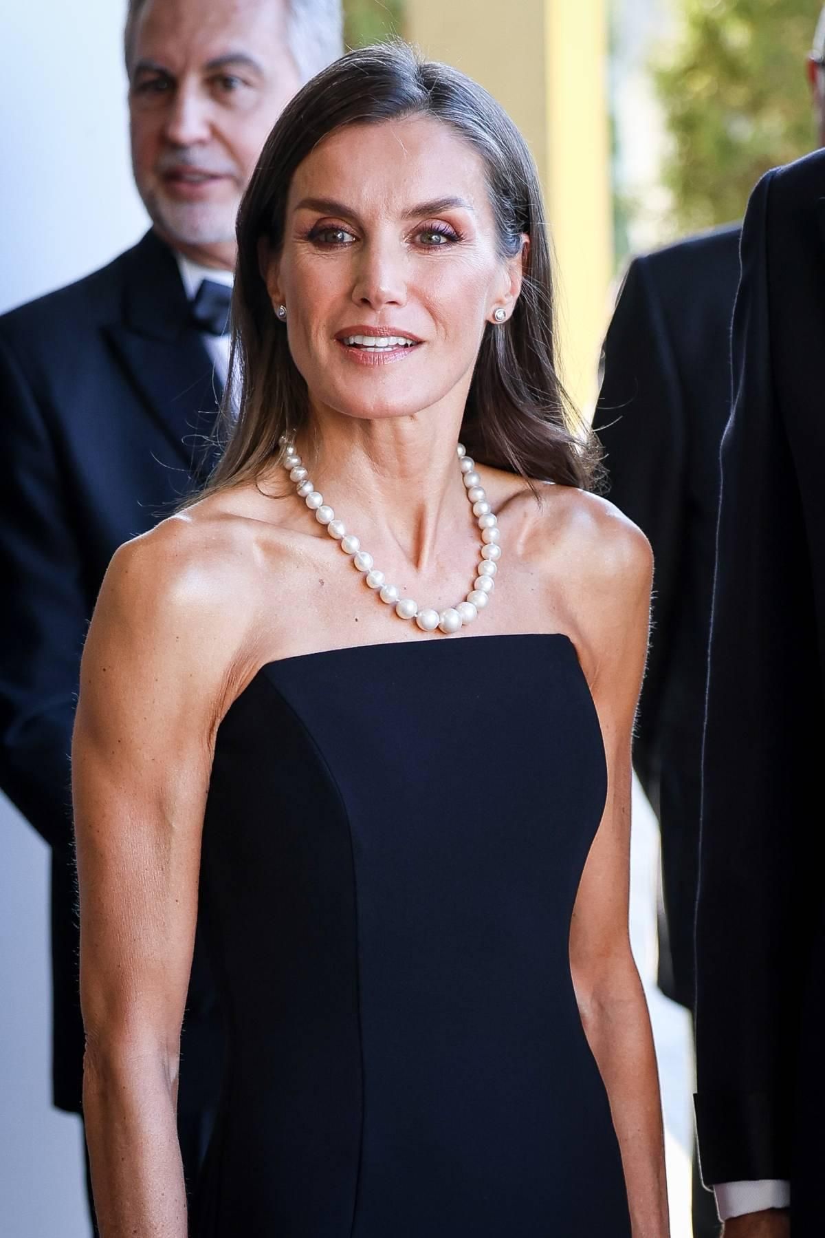 La reina Letizia sorprende en Madrid con el collar de perlas de las joyas de pasar
