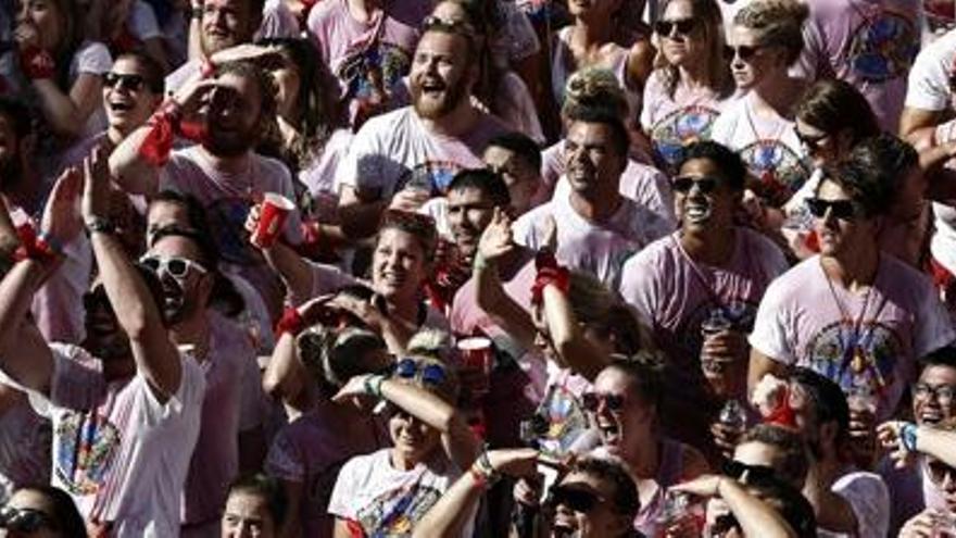 La multitud espera a la plaça Consistorial de Pamplona.